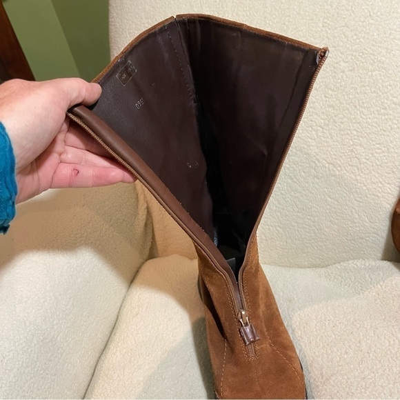 Elegant Tan Suede Winter Boots - Picture 5 of 11